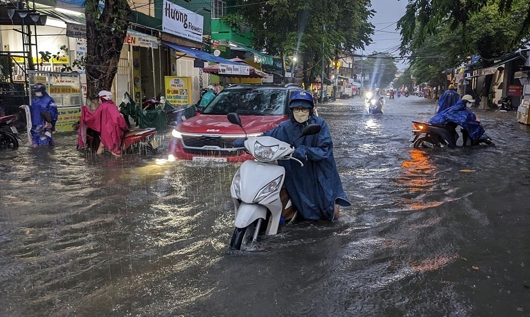 Nhiều đường ở TP Quảng Ngãi ngập sâu sau mưa lớn