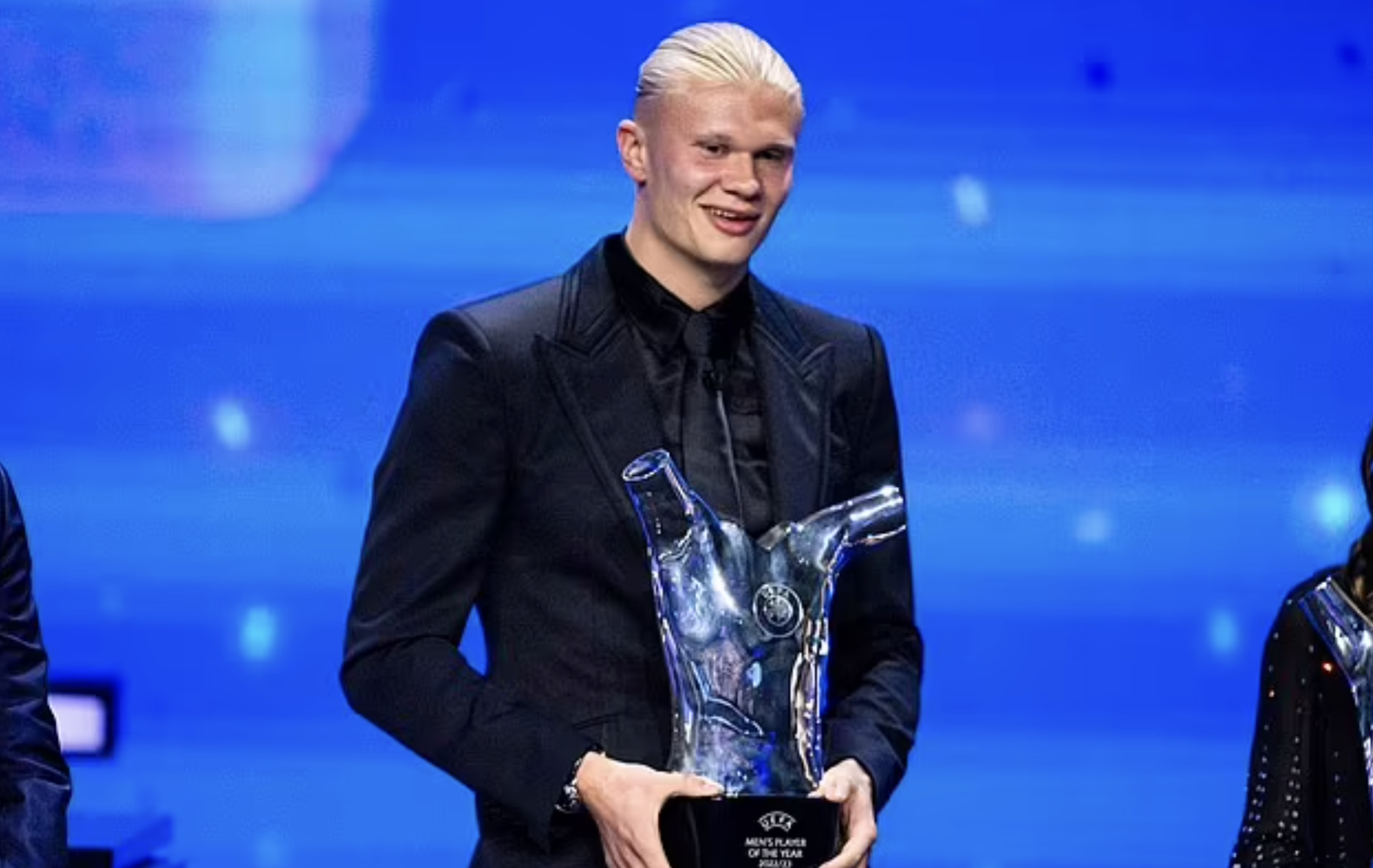 Haaland thắng giải Cầu thủ hay nhất của UEFA