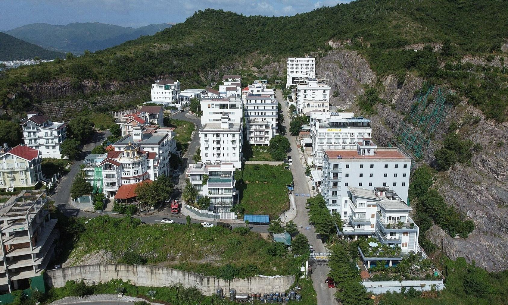 Tháo dỡ 12 biệt thự sai phép ở Nha Trang