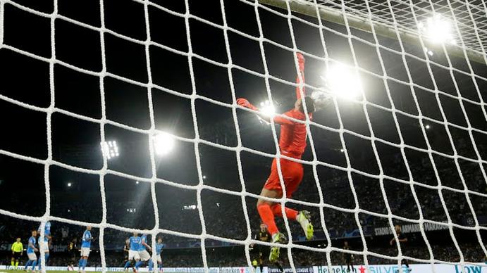 Bàn đá phản giúp Real thắng trên sân Napoli