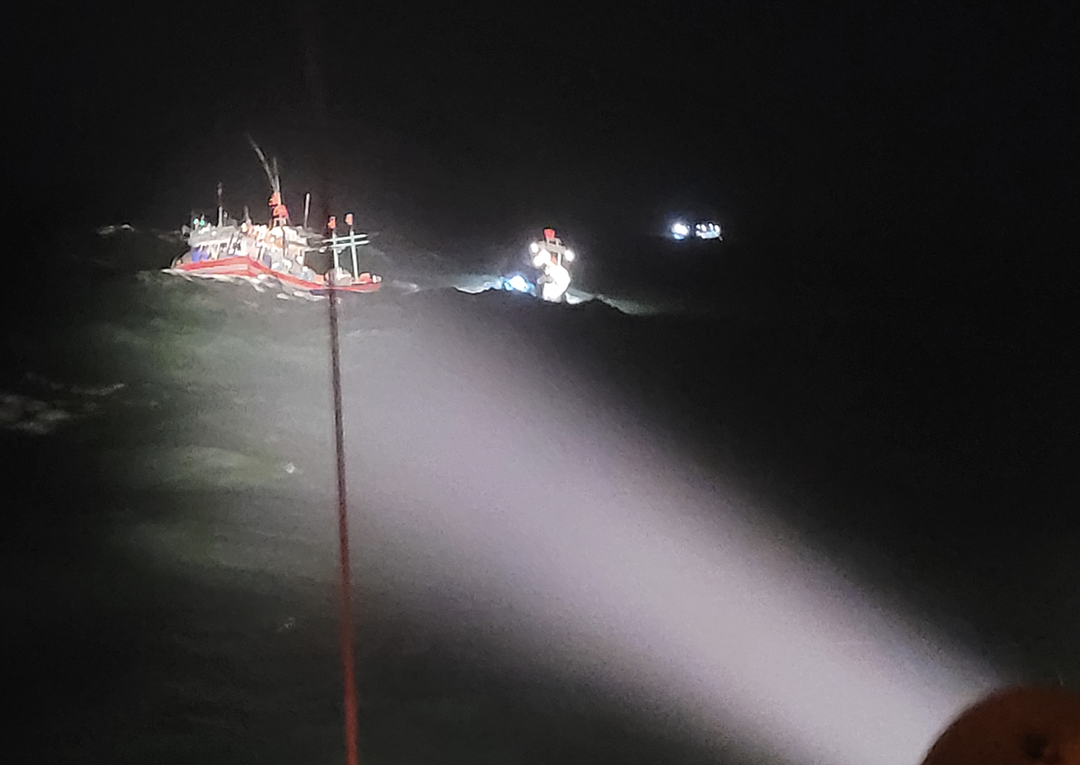 Cứu nạn 14 thuyền viên chìm tàu trong mưa lớn