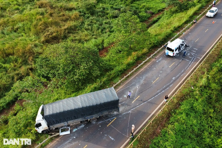 Hình ảnh xe tải lấn làn lao thẳng vào xe khách ở Đắk Lắk gây chết người