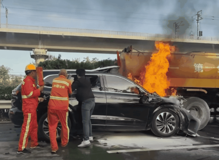 Ô tô điện của Trung Quốc gặp tai nạn chết người, nguyên nhân gây tranh cãi
