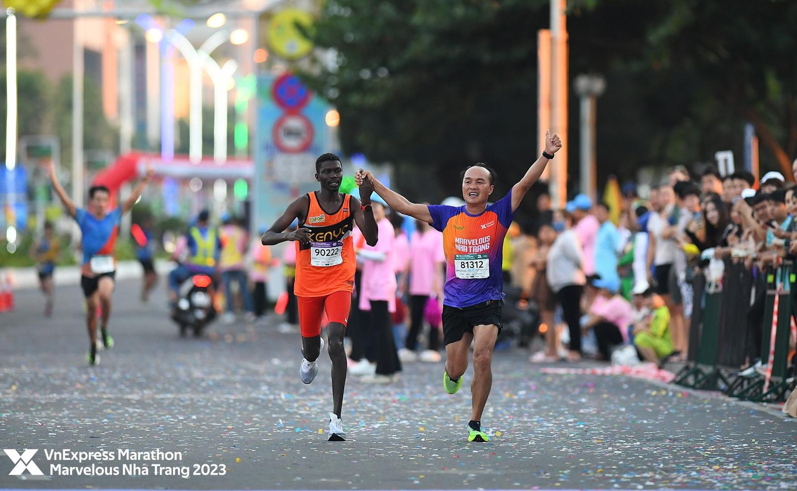 Runner Kenya - Việt Nam nắm tay cùng về đích