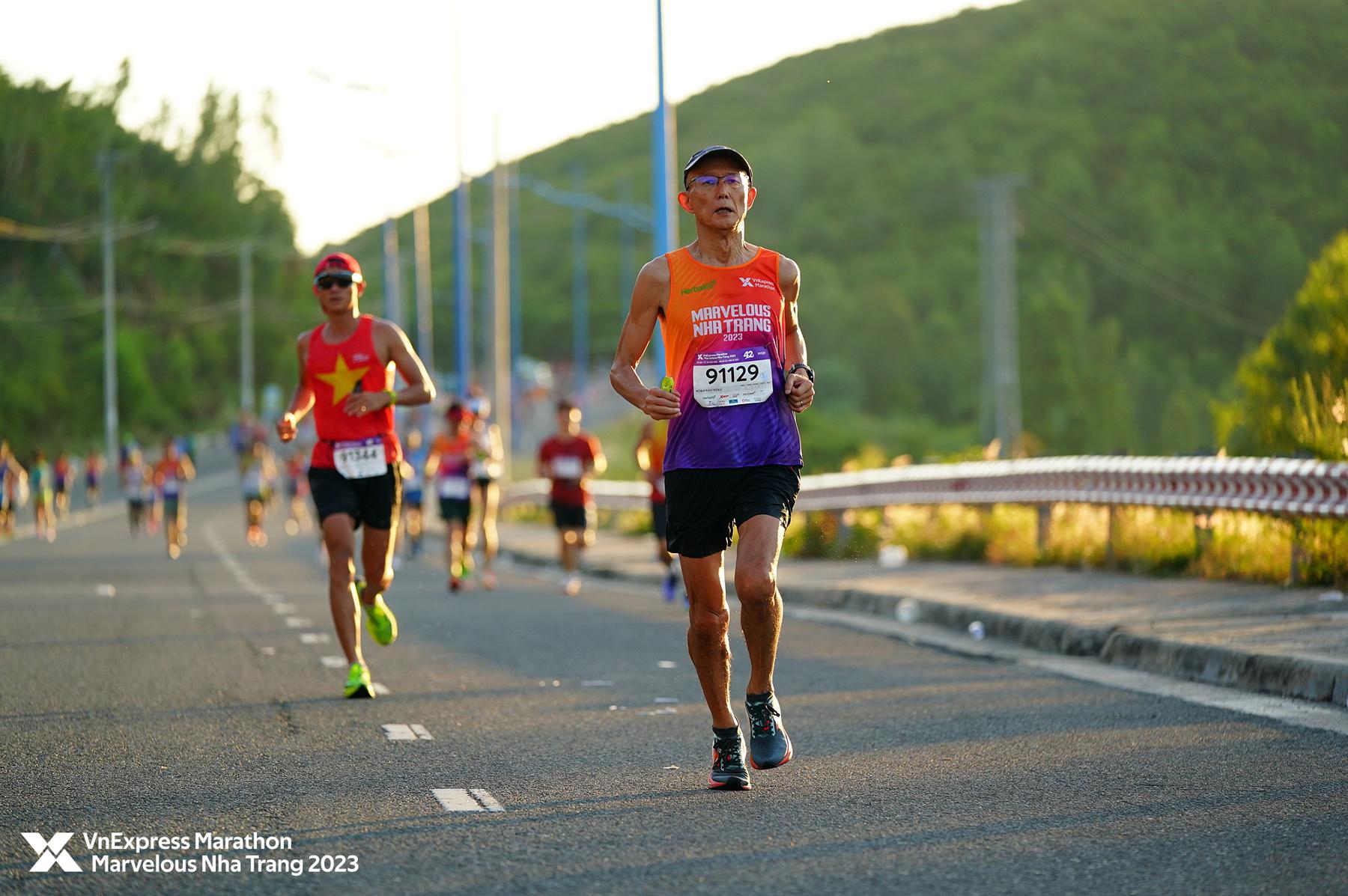 Runner Nhật 59 tuổi năm lần chinh phục 42km tại VnExpress Marathon