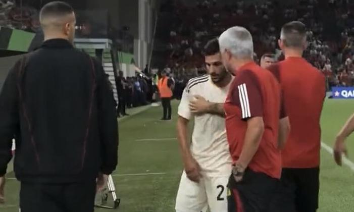Mourinho bắt Roma đá 10 người