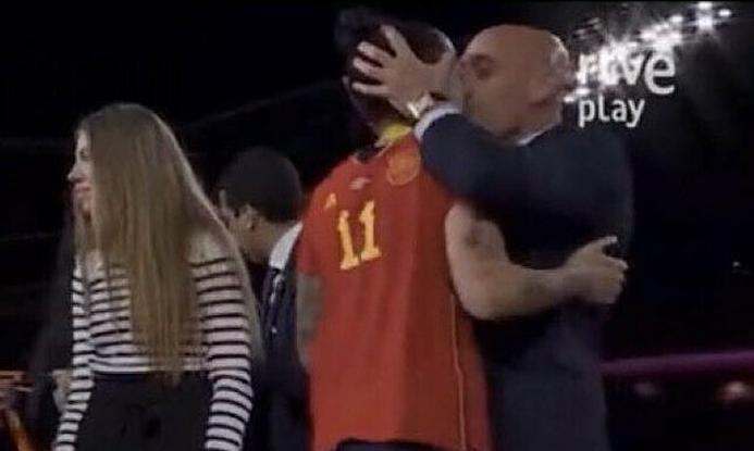 Chủ tịch LĐBĐ Tây Ban Nha xin lỗi vì hôn nữ cầu thủ