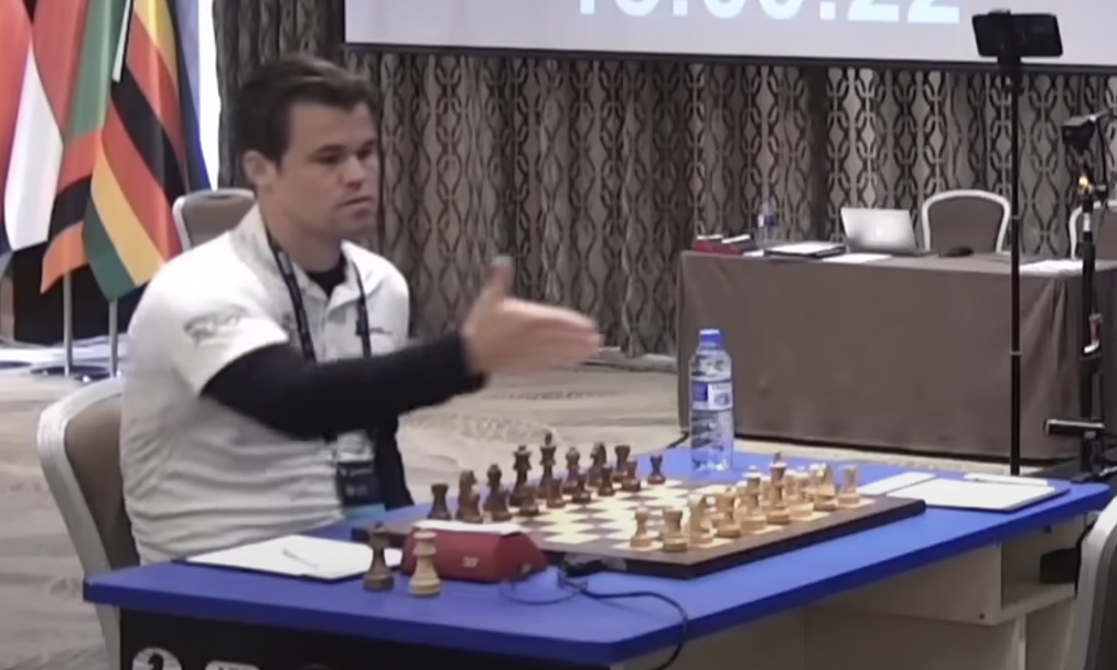 Vì sao Carlsen chìa tay bắt dù đối thủ chưa đến?