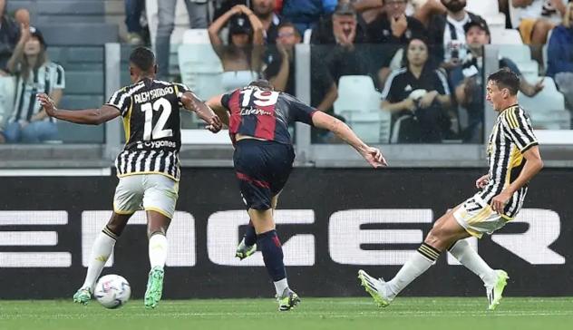 Vlahovic giúp Juventus thoát thua