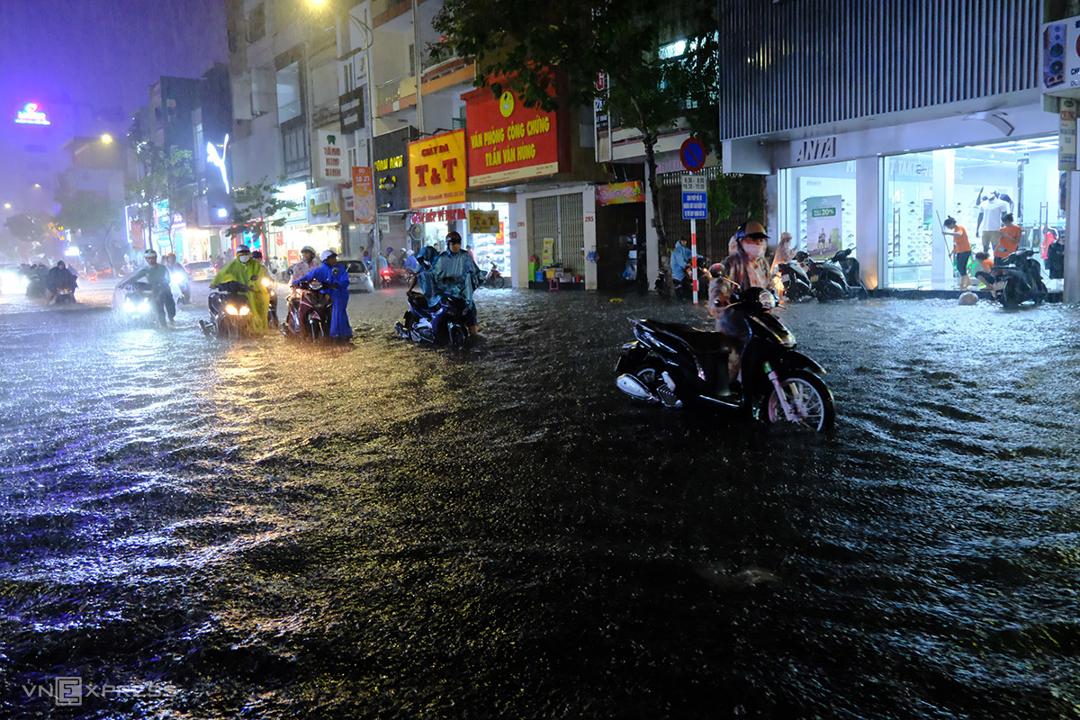 Đường phố trung tâm Đà Nẵng ngập sâu sau mưa