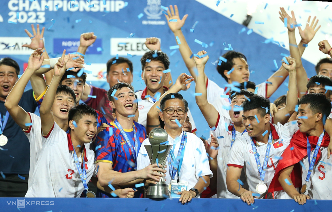 HLV Hoàng Anh Tuấn tự hào vì vô địch với đội hình trẻ nhất U23 Đông Nam Á