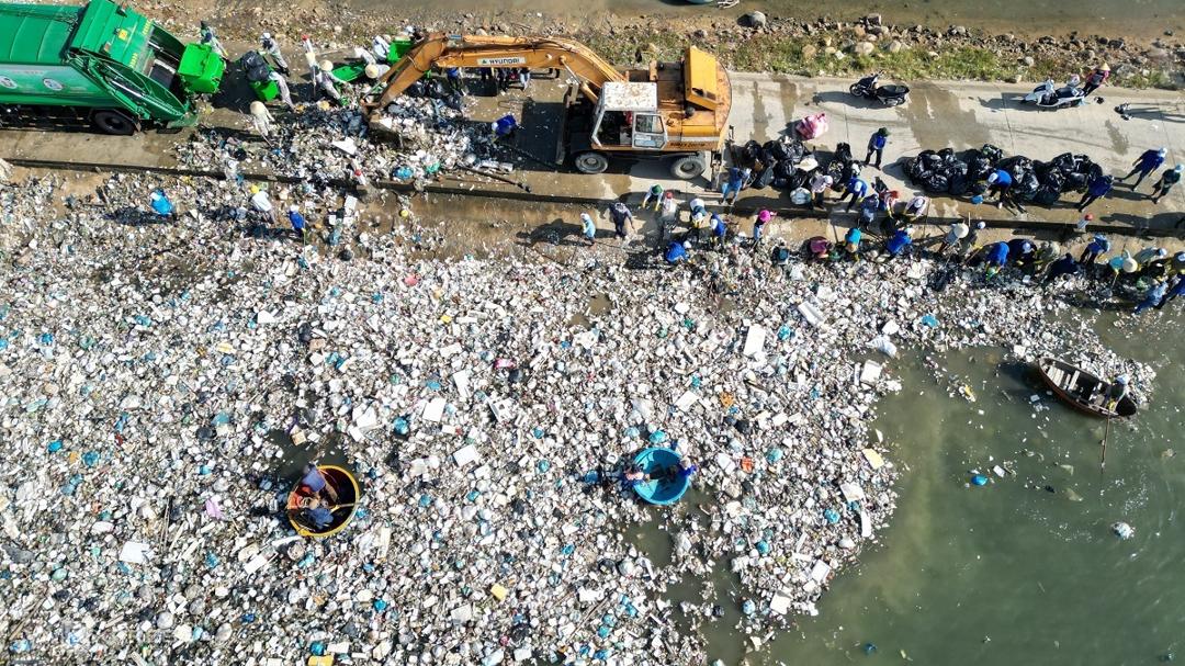 Vì sao biển Sa Huỳnh thành điểm nóng rác thải?