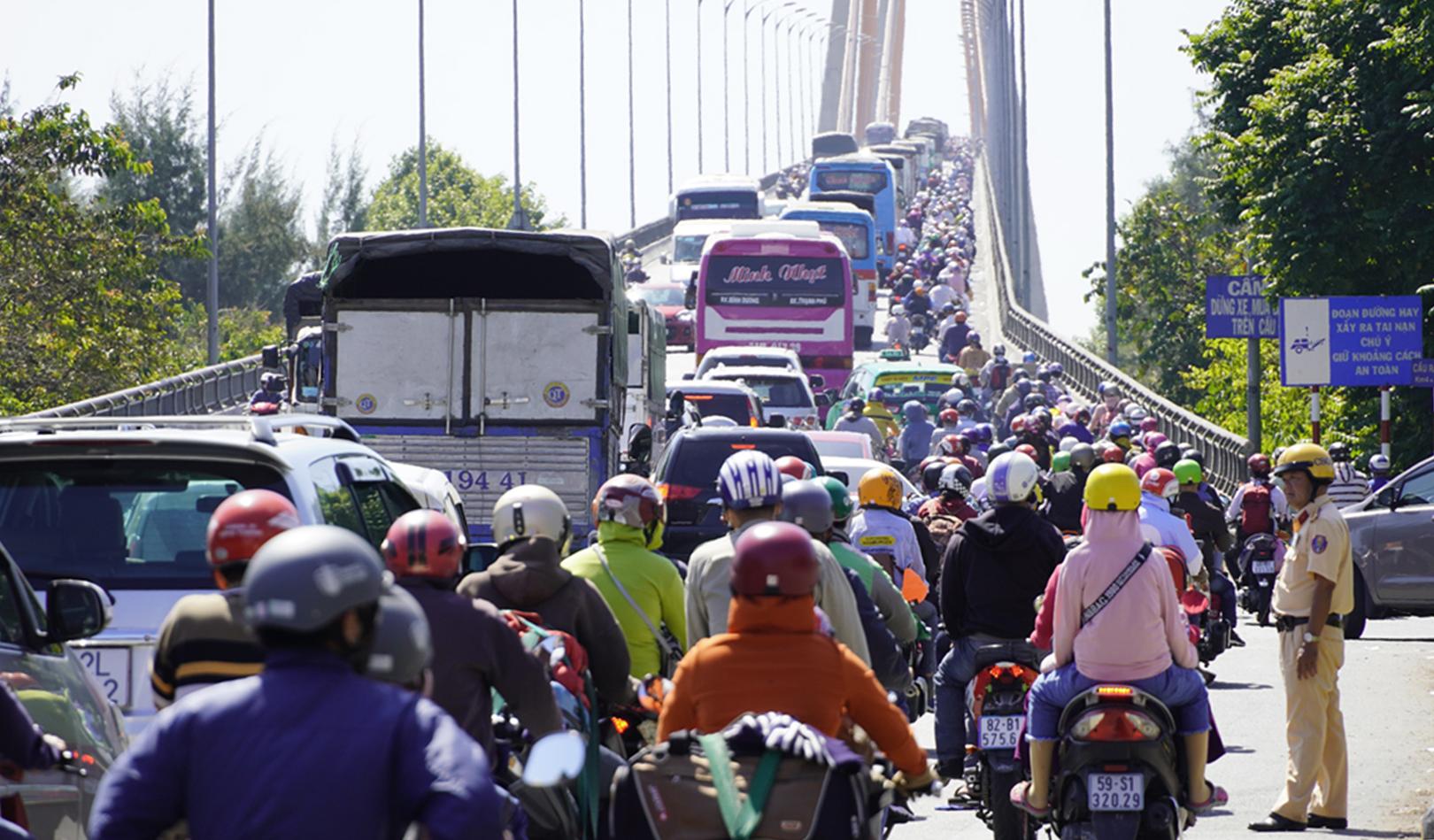 Cấm xe tải nặng qua cầu Rạch Miễu giờ cao điểm