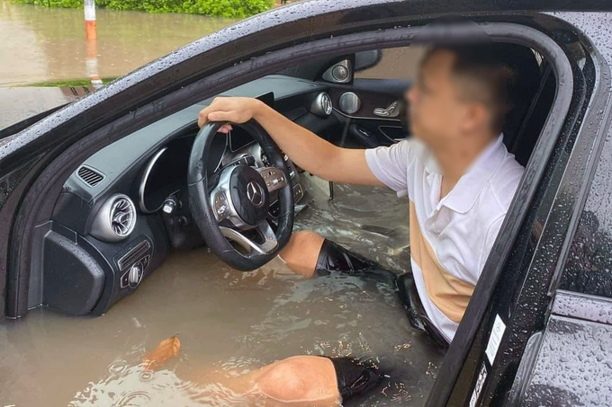Ô tô bị ngập nước sau mưa lớn, chủ xe cần làm gì để khắc phục hậu quả?