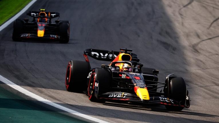 Vì sao Verstappen được ưu tiên thay lốp trước đồng đội Perez?