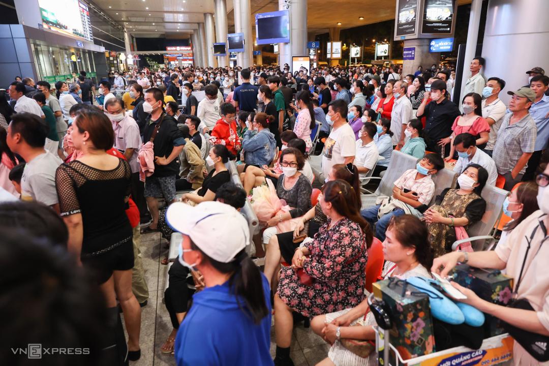Thủ tướng: Sân bay Tân Sơn Nhất không theo kịp tốc độ phát triển kinh tế