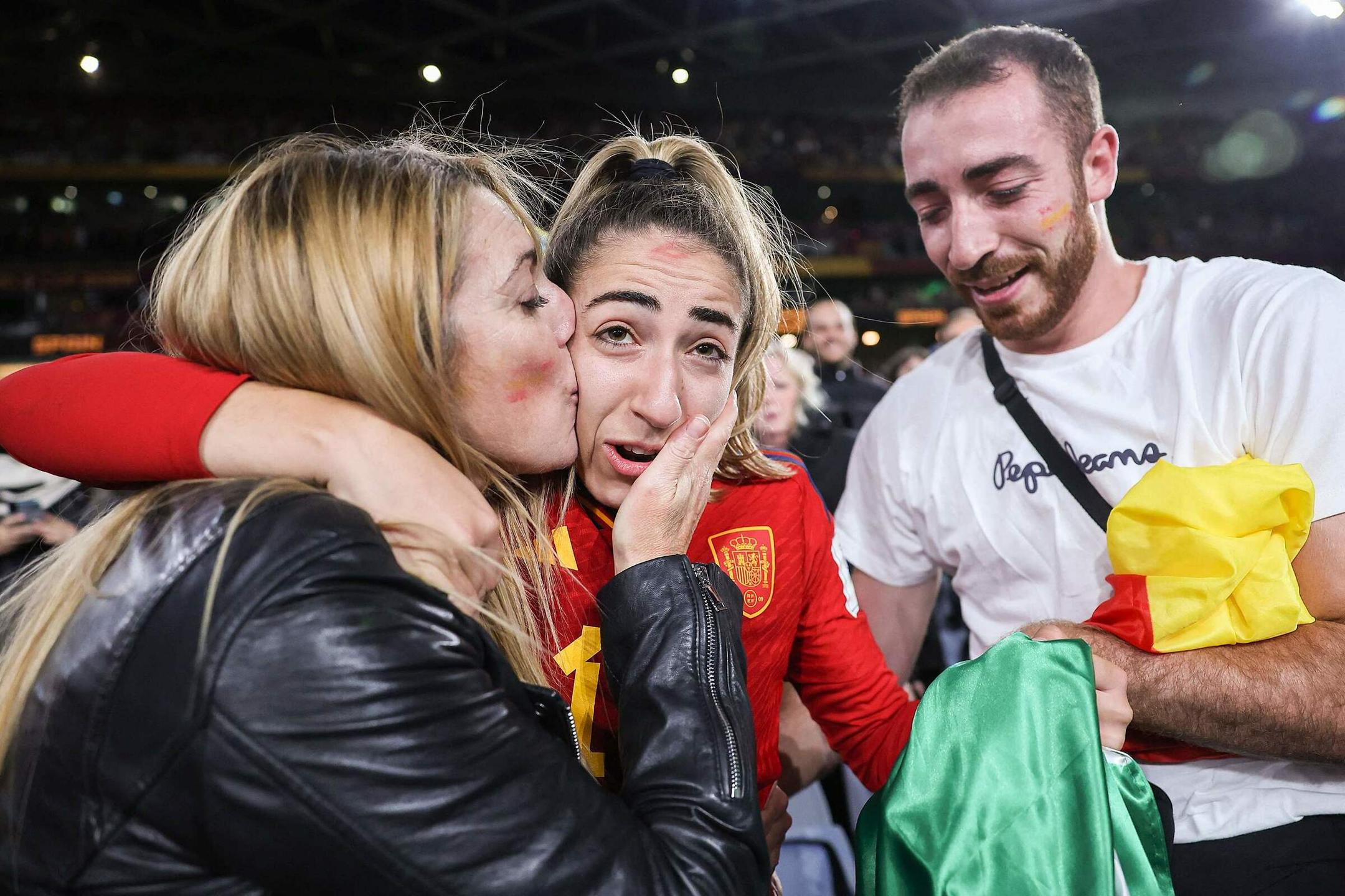Hậu vệ Tây Ban Nha biết tin bố mất sau khi vô địch World Cup nữ