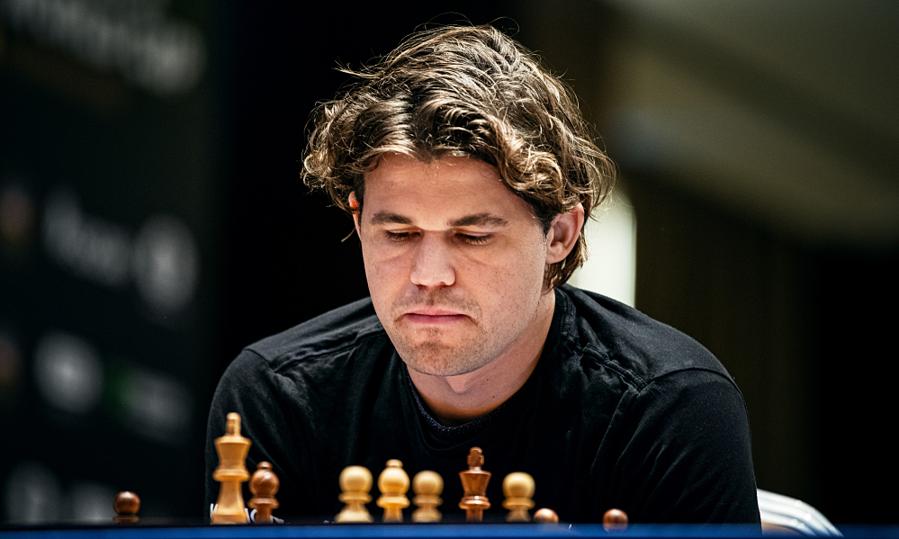 Đối thủ xin thua khi Carlsen không cho hòa
