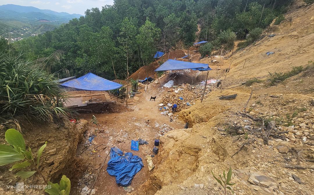 Mỏ vàng Bồng Miêu bị đào xới khi đang đóng cửa