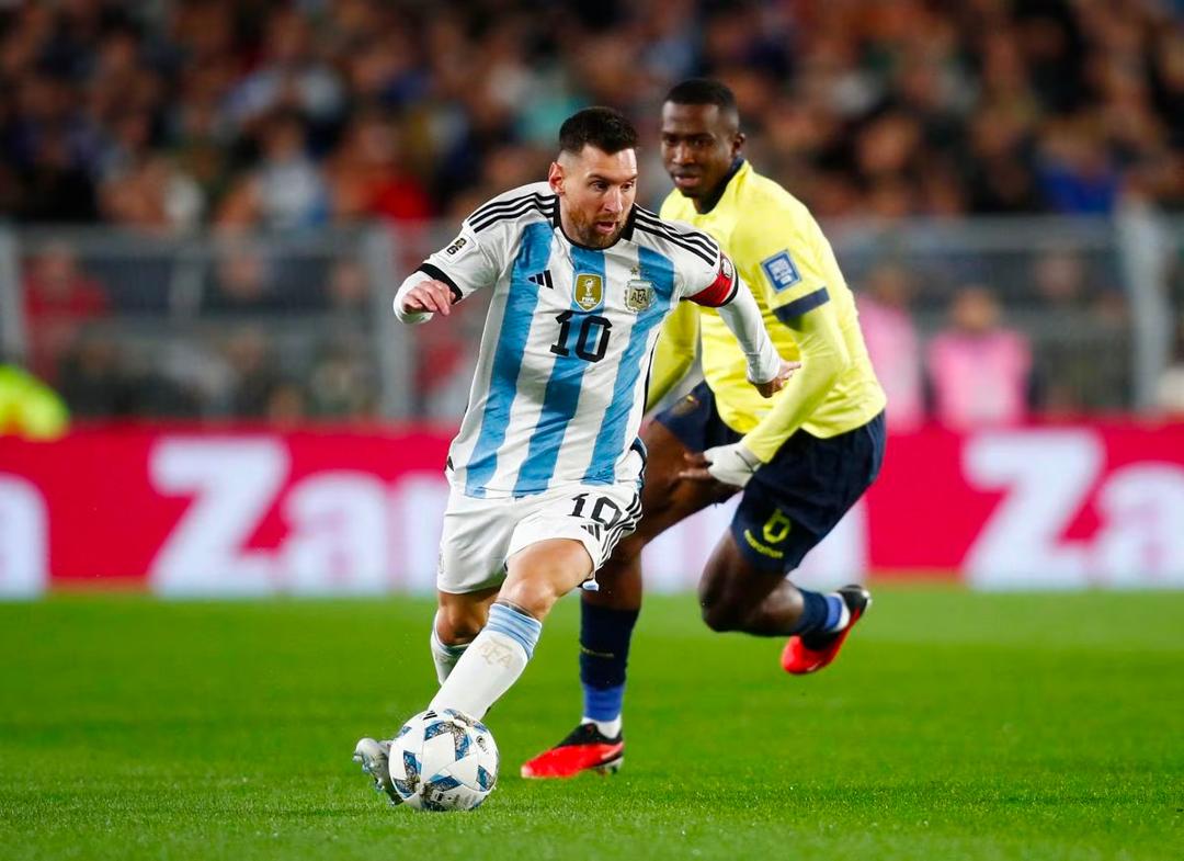 Messi: 'Argentina vẫn giữ đôi chân trên mặt đất'