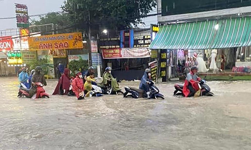 Nhiều tuyến đường ở Đồng Nai ngập sâu sau mưa lớn