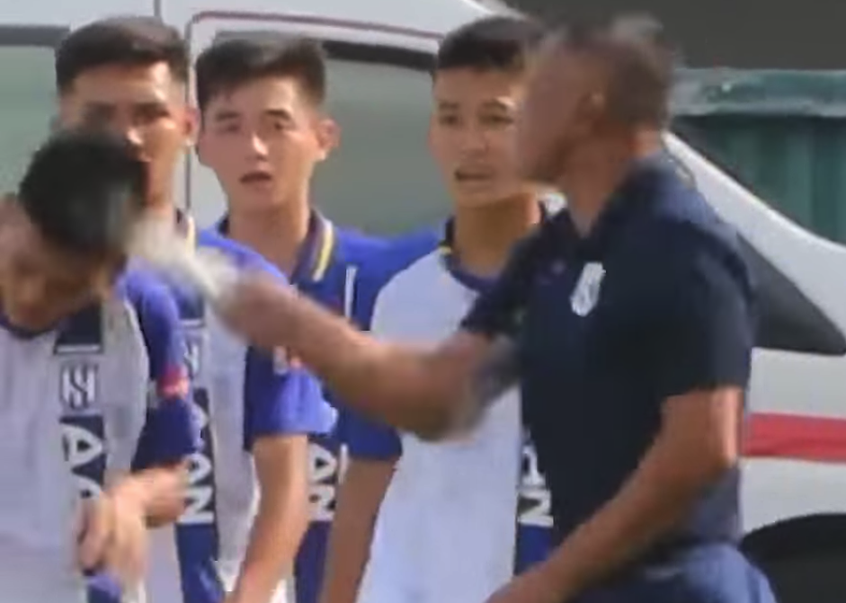 Cầu thủ SLNA: 'HLV Ngô Quang Trường đánh vì thương tôi'