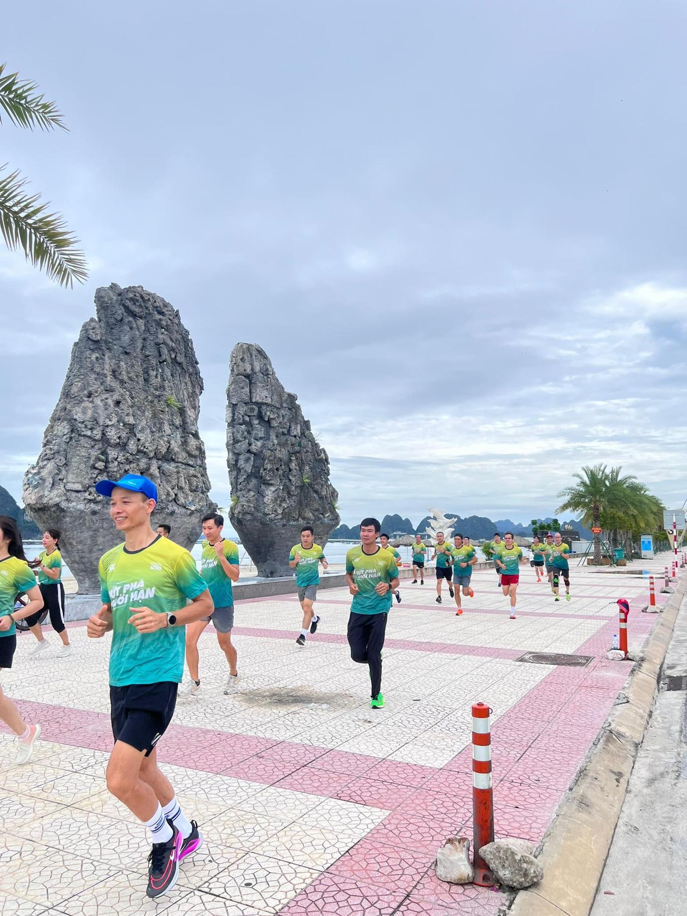Runner chủ nhà dốc sức cho VnExpress Marathon Hạ Long 2023