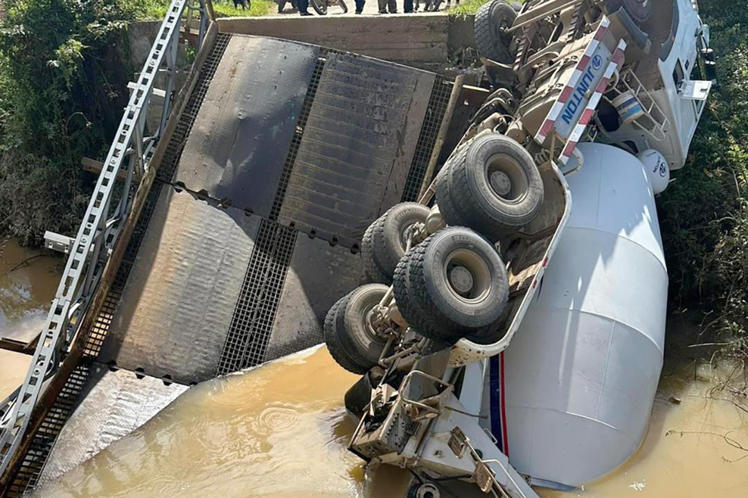 Sập cầu sắt, xe bồn chở bêtông rơi xuống suối