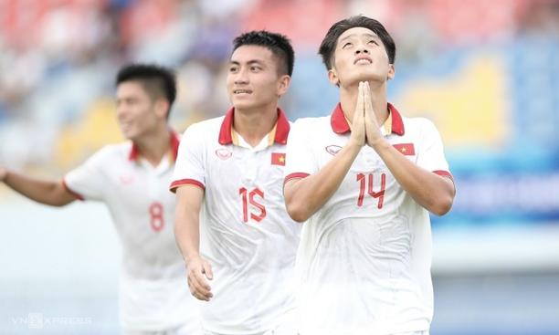 Tiền đạo HAGL tặng bàn thắng cho cố HLV Dương Minh Ninh