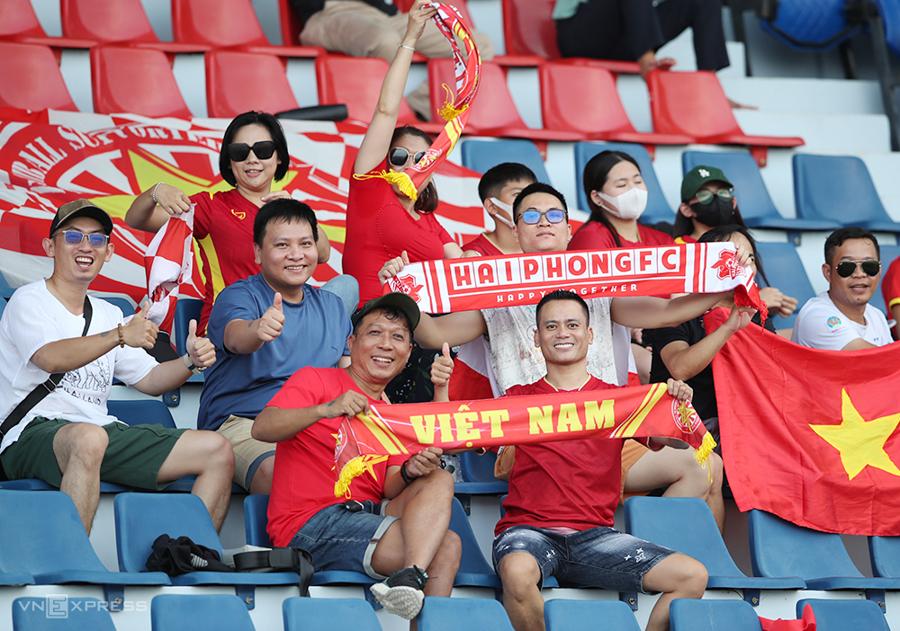 CĐV người Thái cổ vũ Việt Nam từ đầu giải U23 Đông Nam Á