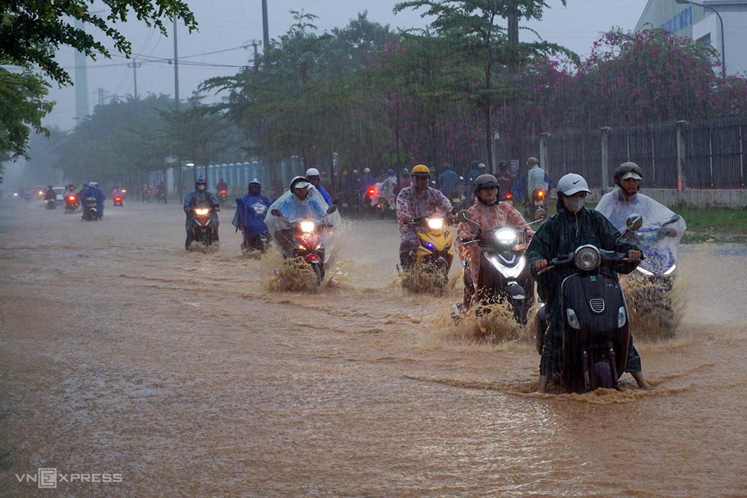 Nhiều tỉnh miền Trung mưa lớn, đường phố ngập sâu