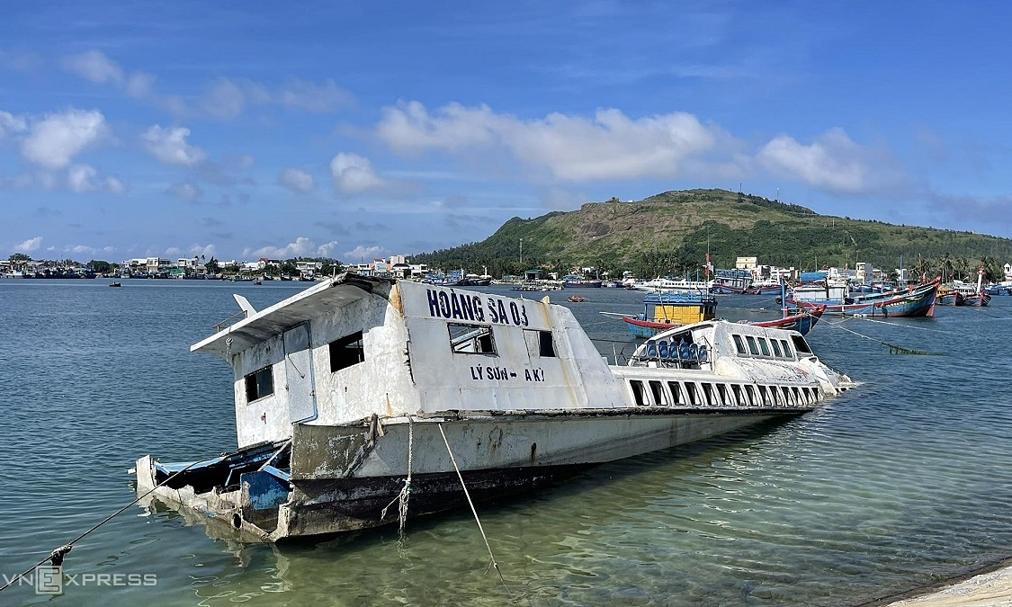 Tàu cao tốc gần triệu USD nằm bờ ở đảo Lý Sơn