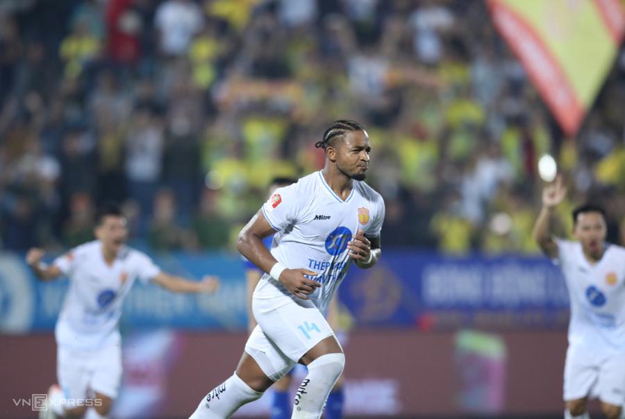 Nam Định thắng nhờ phạt đền ở phút bù V-League