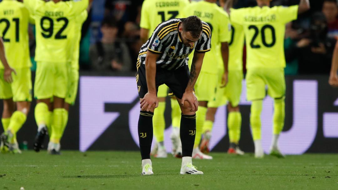 Cầu thủ Juventus sút thẳng vào lưới nhà