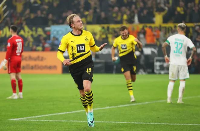 Dortmund lên dẫn đầu Bundesliga