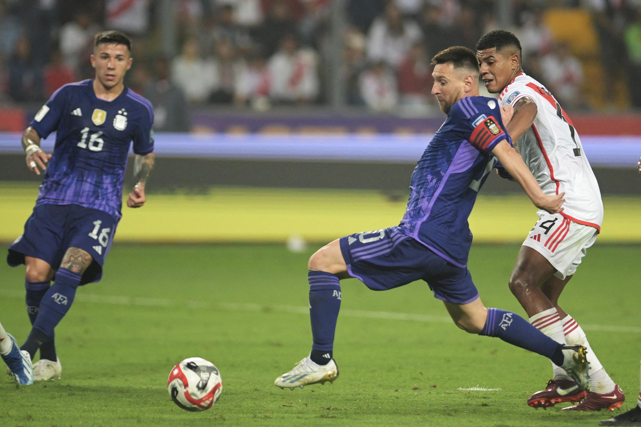 Messi: 'Argentina đang chơi gần như Barca thời đỉnh cao'