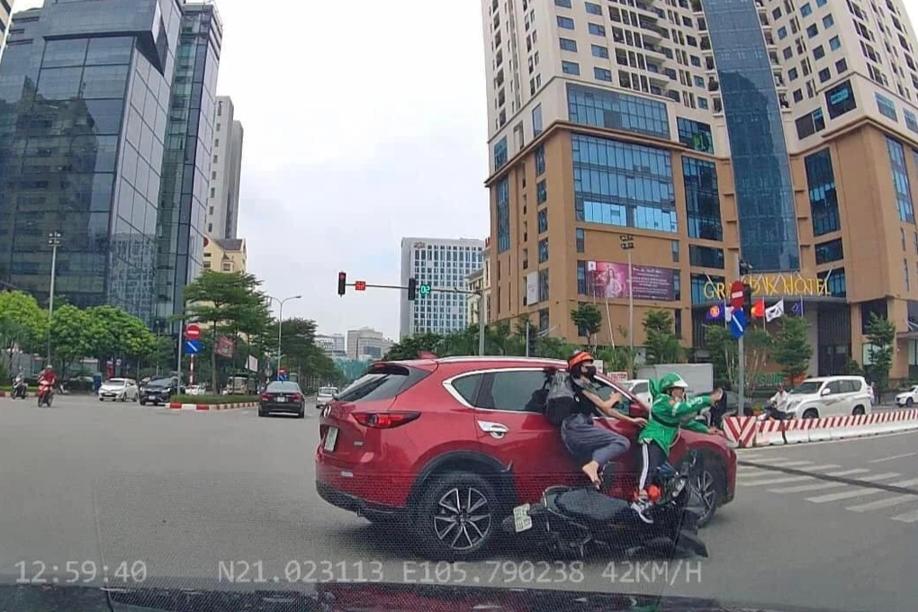 Mazda CX-5 va chạm với xe máy giữa ngã tư, cộng đồng tranh luận đúng - sai