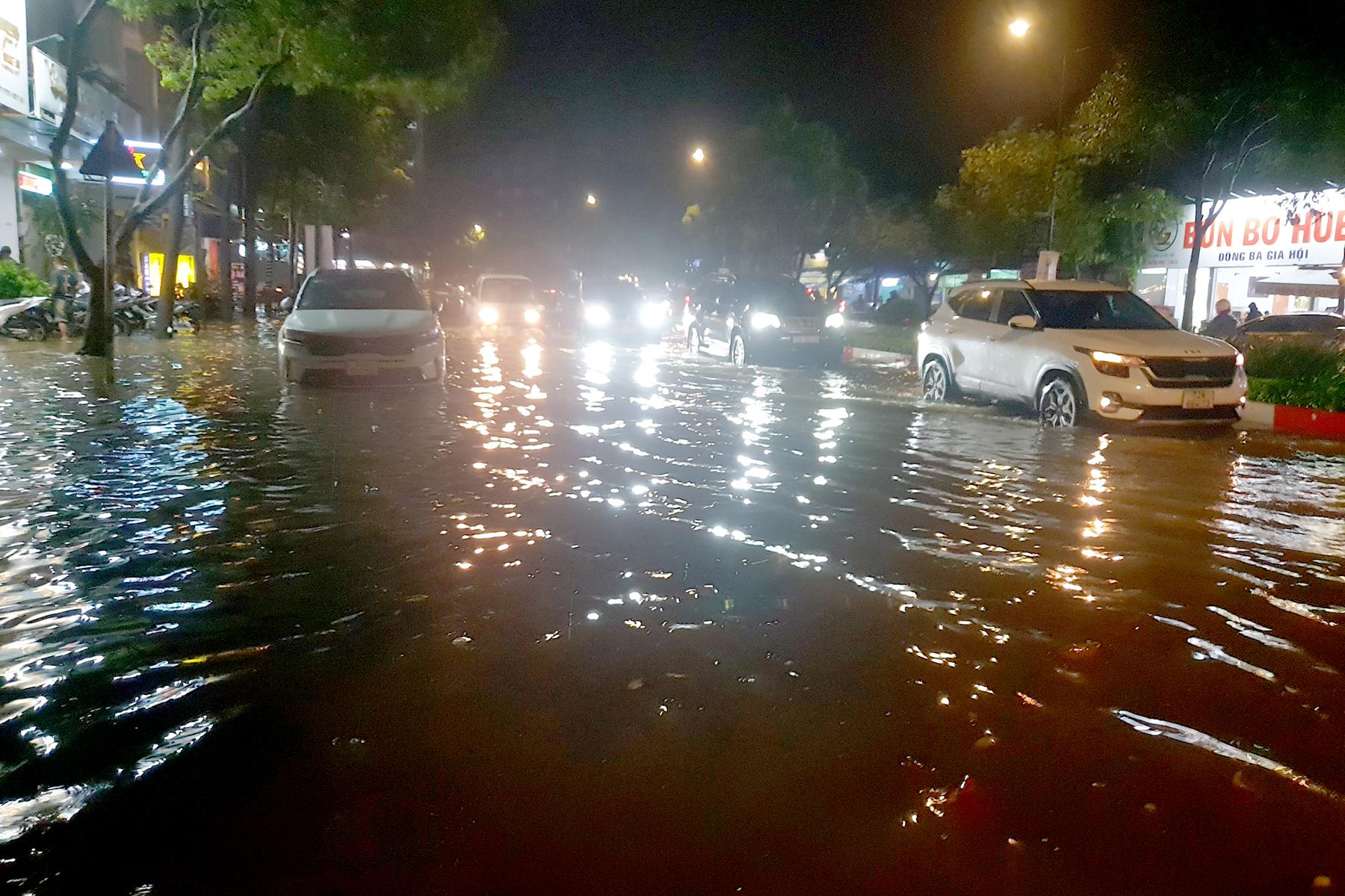 Đường phố Vũng Tàu ngập nặng sau mưa lớn