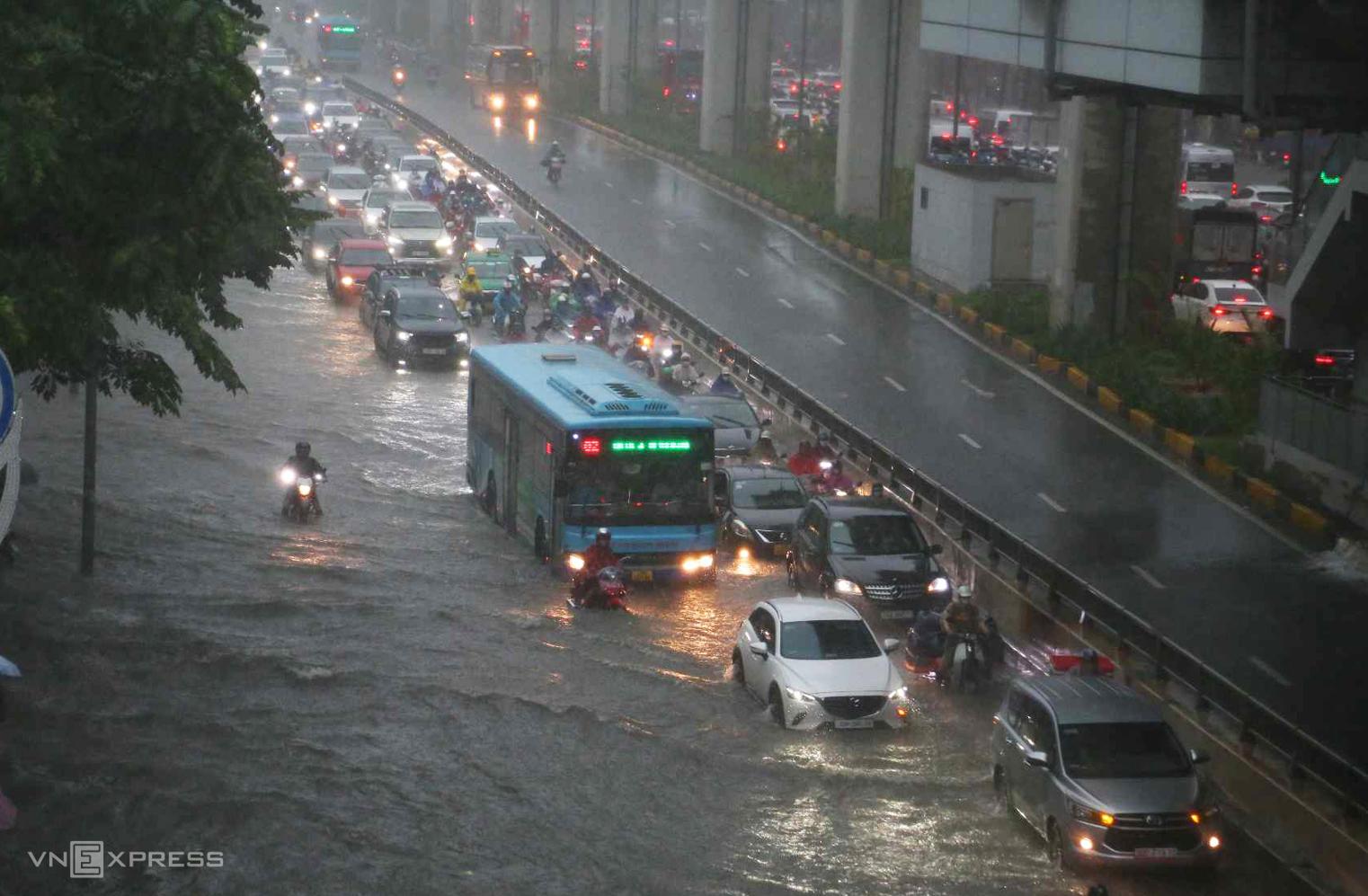 Mưa lớn, đường phố Hà Nội chìm trong biển nước