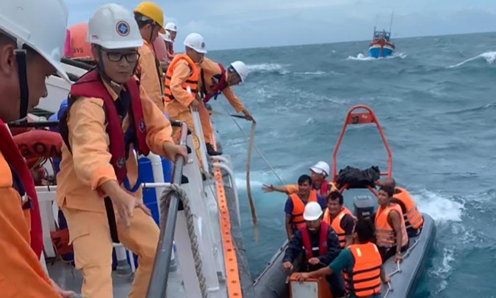 Tàu chở 10 người chìm gần Côn Đảo