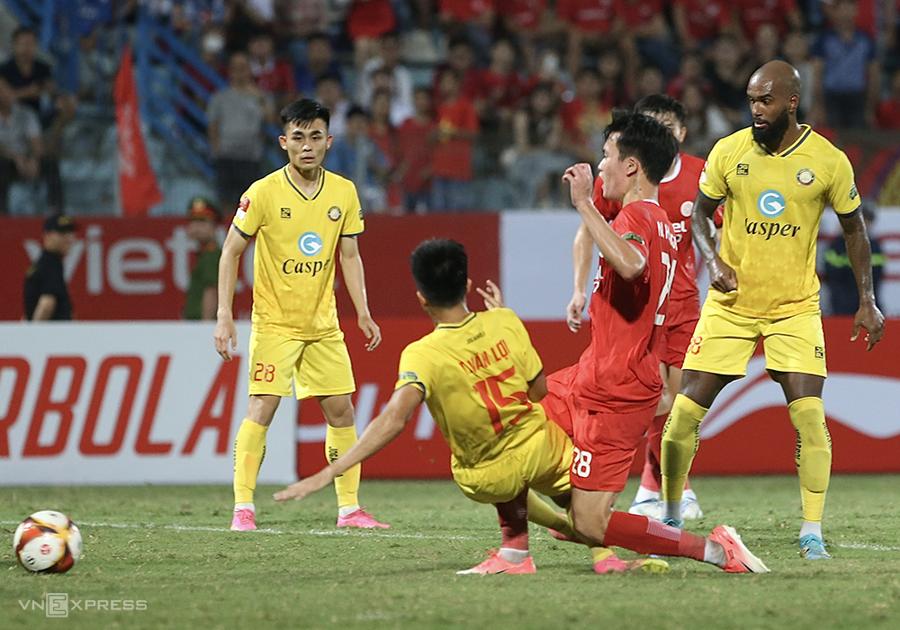 Viettel suýt thua Thanh Hoá trong ‘cơn mưa thẻ’ ở V-League