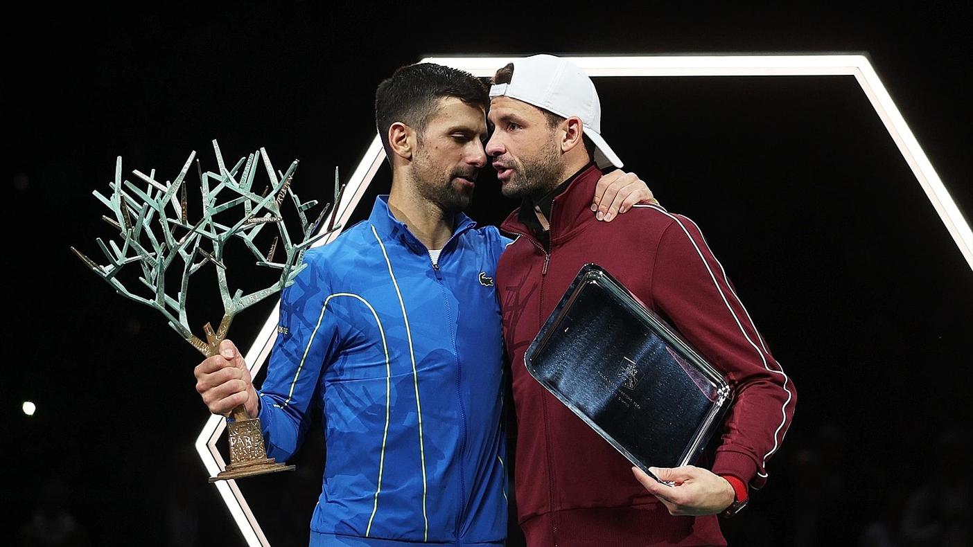 Djokovic xin lỗi khi đối thủ khóc sau chung kết Paris Masters