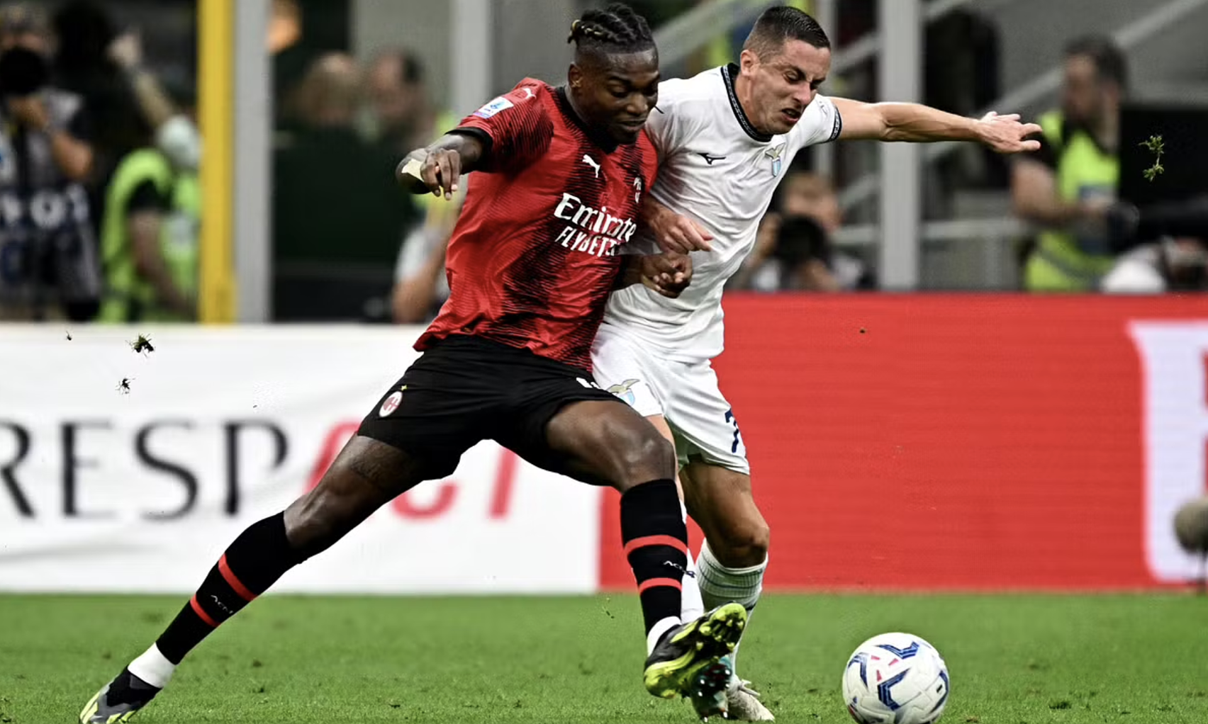 Leao đưa Milan lên đỉnh bảng Serie A