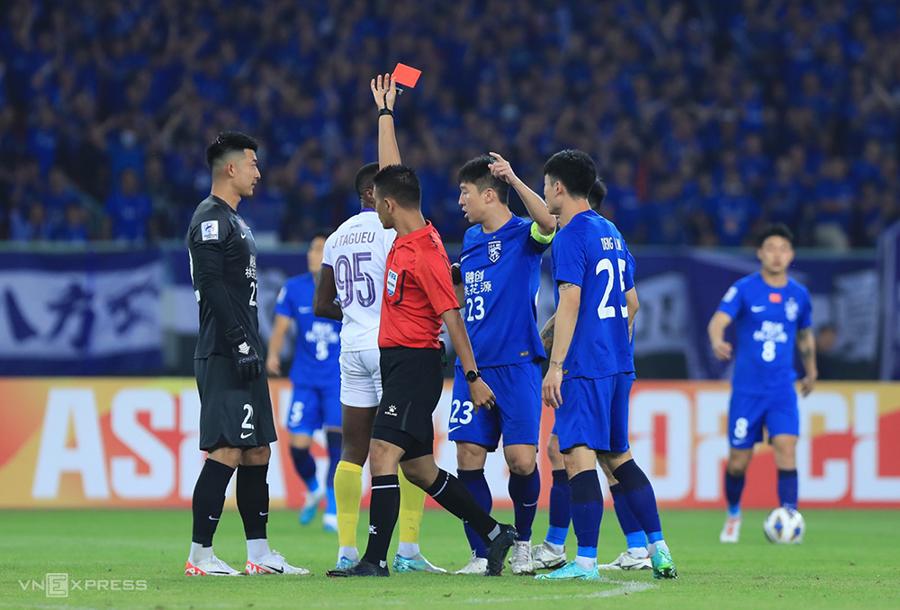 Đá thiếu người, Hà Nội FC thua ở Trung Quốc