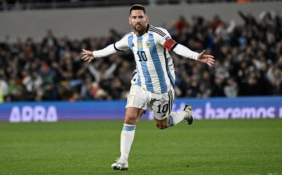 Messi ghi bàn đẹp mắt trên sân tập Argentina