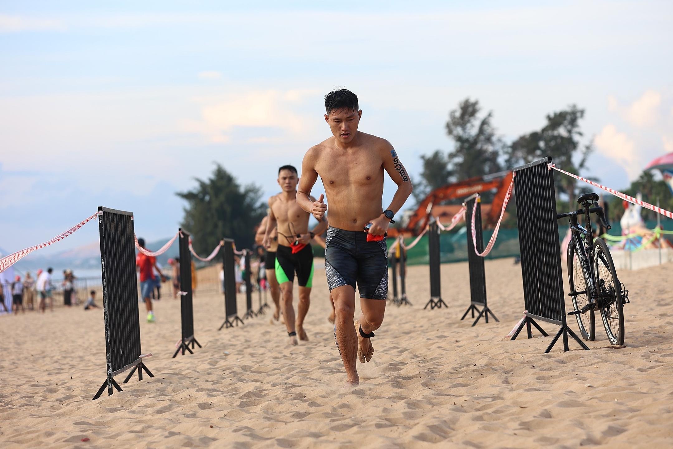 Vũ Đình Duân bảo vệ thành công chức vô địch Aquaman Vietnam