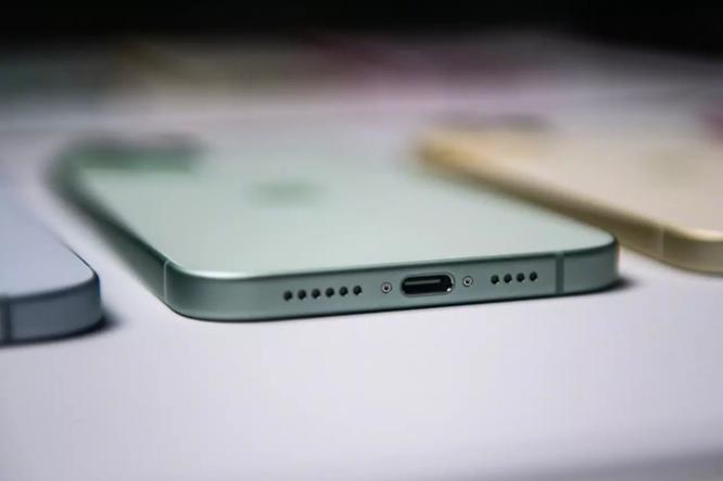 Sẽ ra sao nếu dùng cáp USB-C từ smartphone Trung Quốc để sạc iPhone 15?