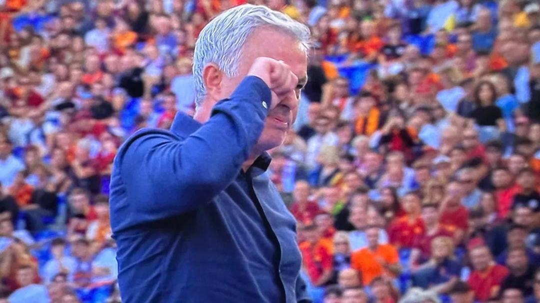 Mourinho nhận thẻ đỏ trong trận thắng của Roma