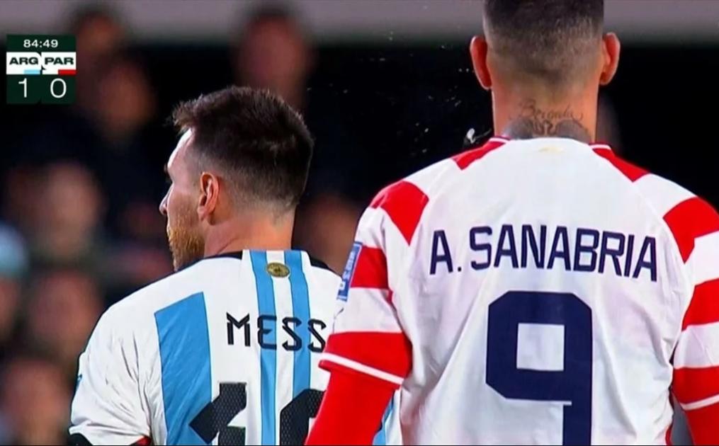 Messi bị đối thủ nhổ nước bọt