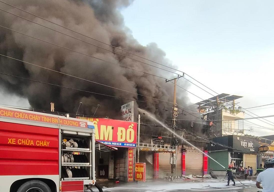 Cháy cửa hàng, hơn 100 xe máy bị thiêu rụi